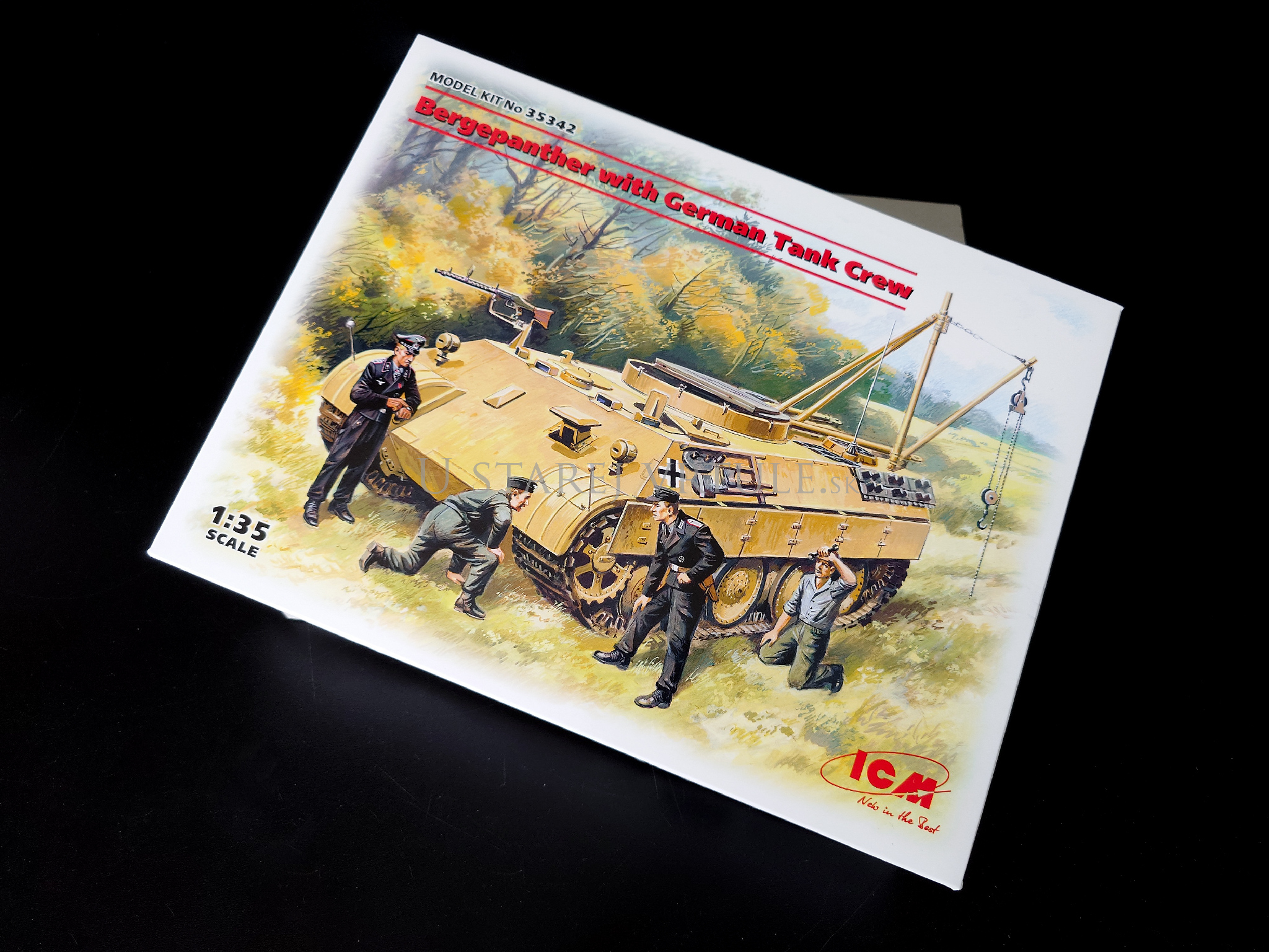 Bergepanther with German Tank Crew 1/35